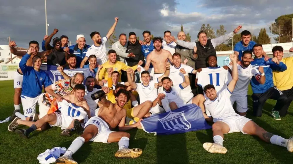 (Φώτος) Ο πρωταθλητής Εθνικός Λατσιών και τα πανηγύρια ανόδου!