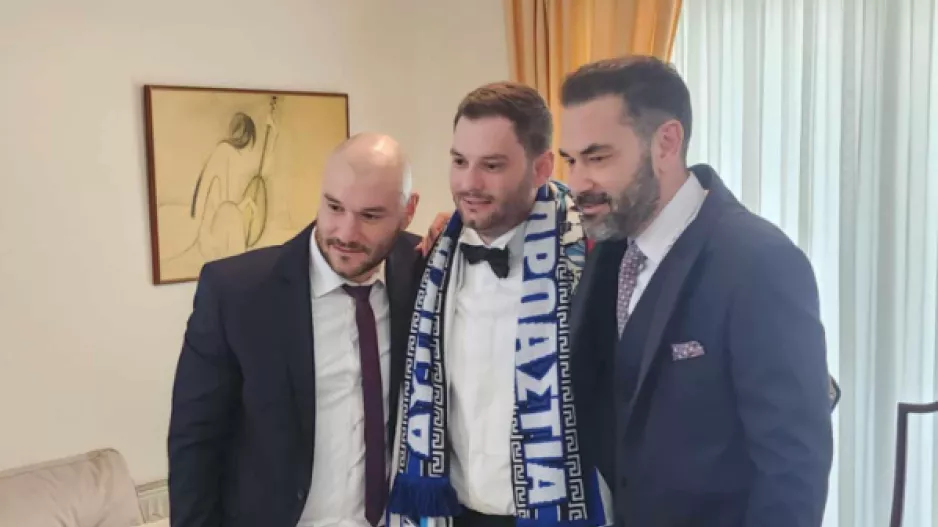 Με το κασκόλ... στο γάμο