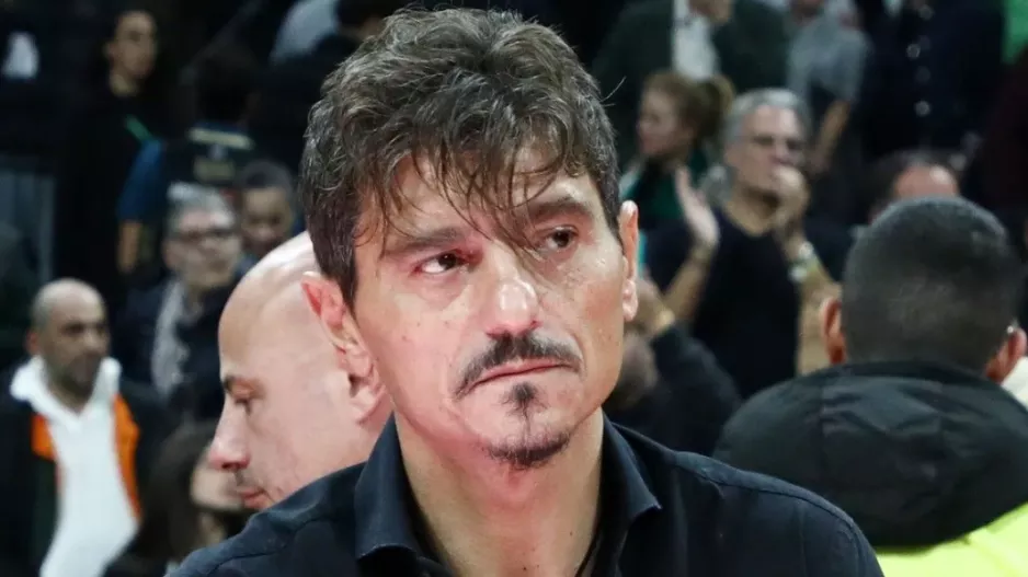 Γιαννακόπουλος/“Τώρα θα έρθω και εγώ κάτω, να με βρίζετε 15 χιλιάδες!”