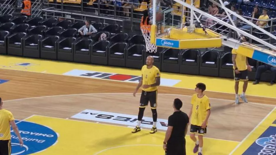 Με 14χρονο παίκτη στη δωδεκάδα 