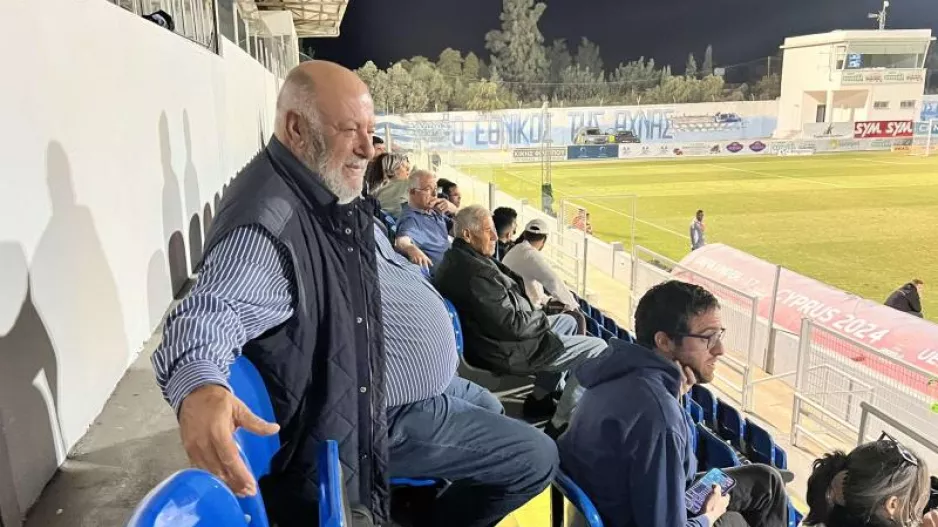 Παρακολουθεί και καταγράφει...