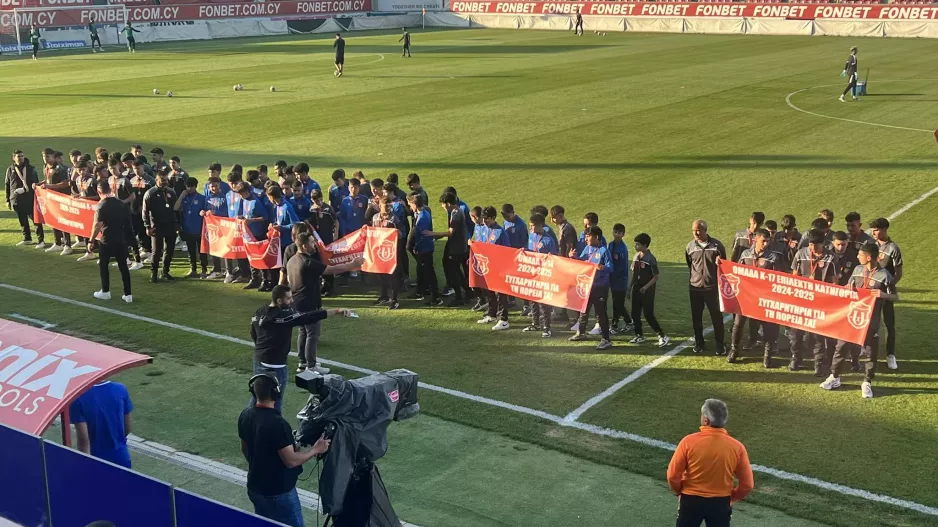 (Φώτος Kerkida) Χειροκρότημα στις ομάδες ακαδημιών 