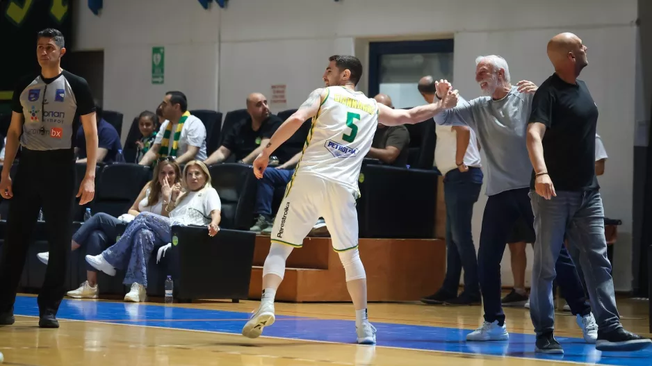 KAI...χειραψία με Λευκαρίτη!