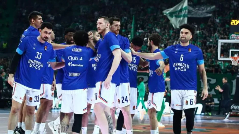 Πέταξαν πυροτεχνήματα έξω από το ξενοδοχείο της Εφές