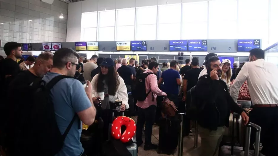 Χαμός στο αεροδρόμιο από τους φίλους του Ολυμπιακού