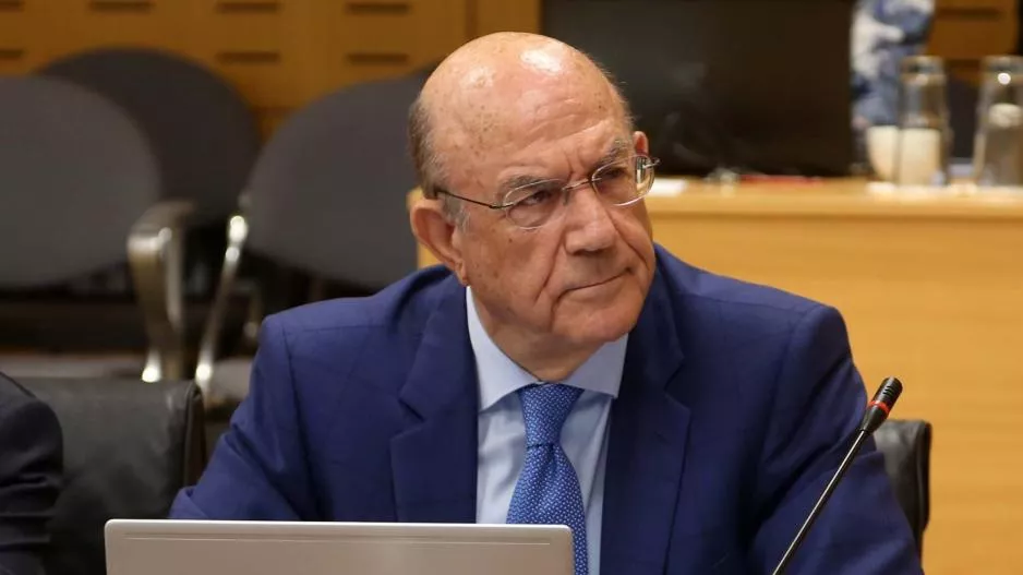 "Ανακόλουθος..."