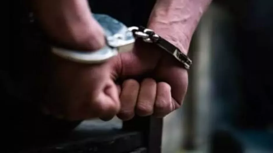 Χειροπέδες σε 22χρονο και 32χρονο