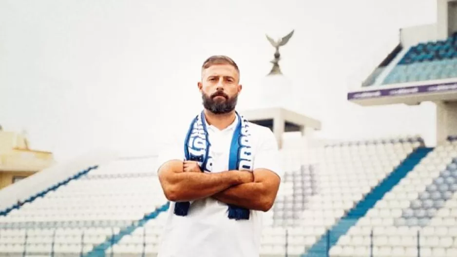 Με το κασκόλ της Ανόρθωσης (βίντεο)