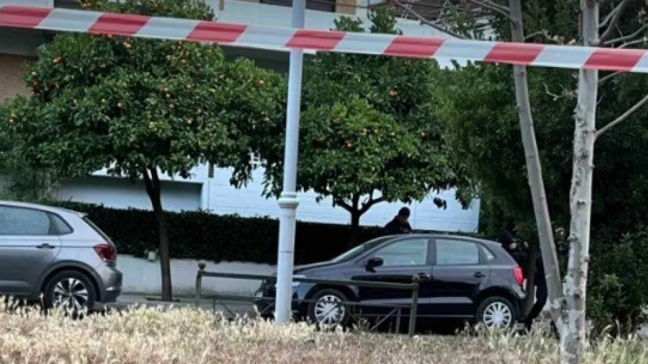 Αυτοκίνητο... έπεσε σε στάση λεωφορείου, τρεις τραυματίες - "Σκοτώστε με", φώναζε ο οδηγός