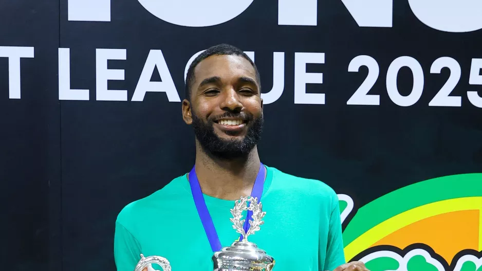 Ανανέωσε ο Amir Bell