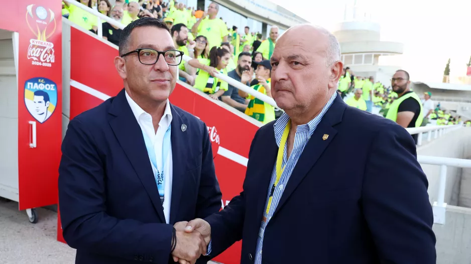 Έδωσαν τα χέρια