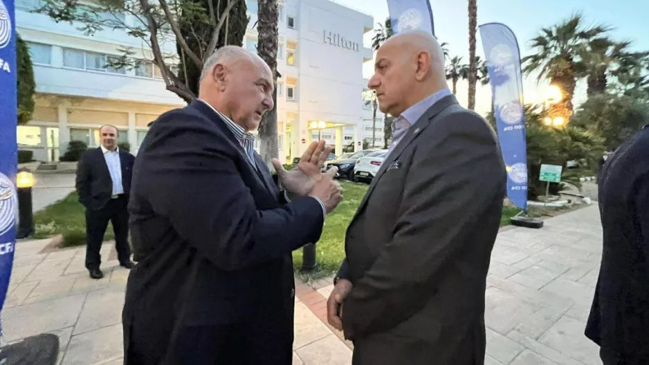 Παρακολουθεί... με προσοχή! 