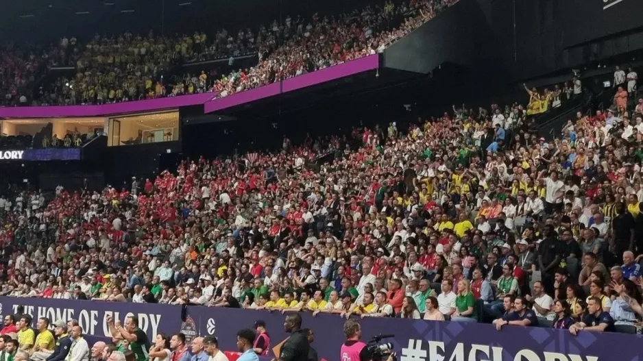 Απίστευτο μωσαϊκό/Μαζί στις εξέδρες οπαδοί Παναθηναϊκού, Ολυμπιακού και Φενέρ