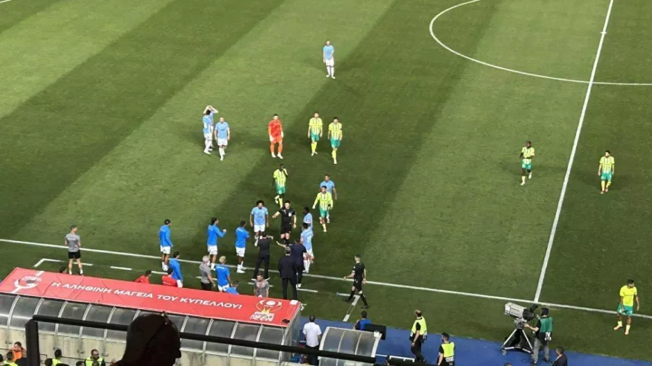 Διαμαρτυρίες, κίτρινη, on field review για κόκκινη και στο τέλος... οφσάιντ! 