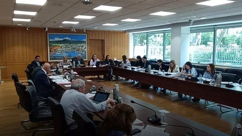 Αλλαγές στο νομοσχέδιο για τη βία στα γήπεδα/Αναμένει η επιτροπή Νομικών