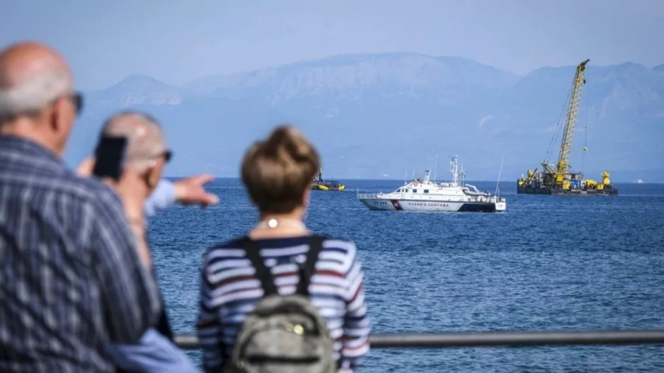 Ξεκίνησε η επιχείρηση ανέλκυσης του «Bayesian»: Θα κόψουν το γιγαντιαίο κατάρτι του σκάφους