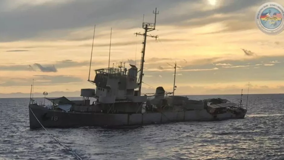 Πλοίο-στόχος βυθίστηκε σε άσκηση στις Φιλιππίνες πριν προλάβει το Πολεμικό Ναυτικό