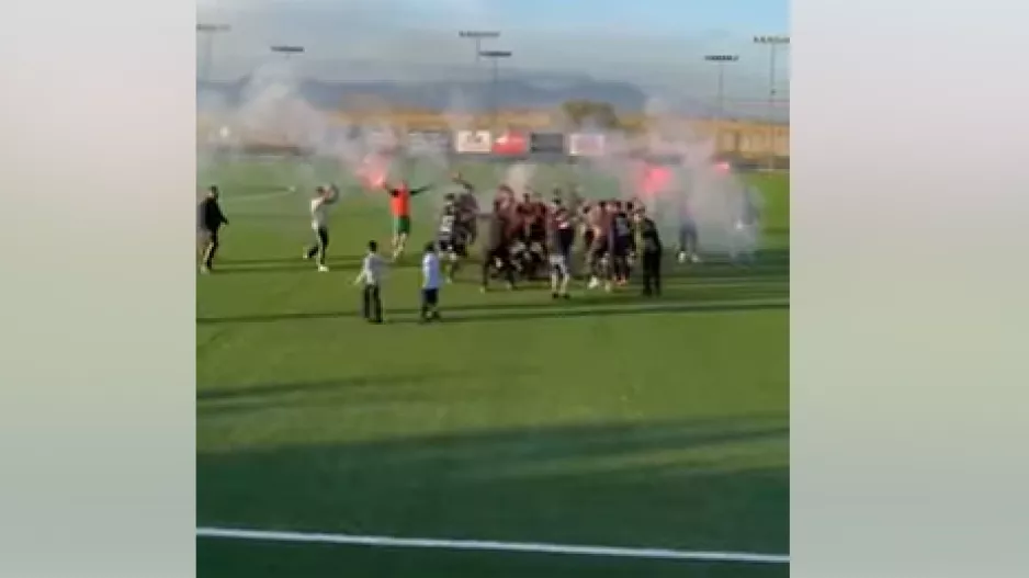 (Βίντεο) Πανηγύρισαν την άνοδο με πυρσούς και συνθήματα