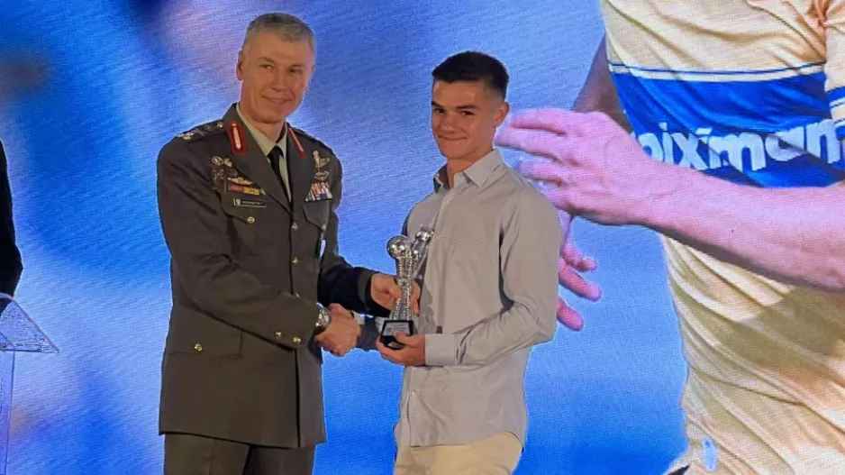 Τα βλαστάρια του, βραβεύονται και "φωνάζουν"