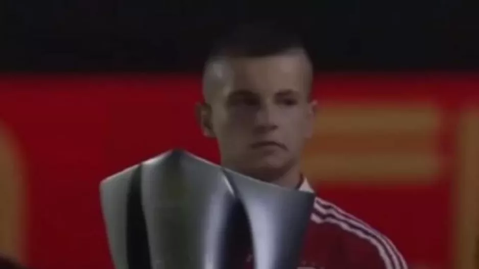 (Βίντεο) Το 2022 παρέδωσε το πρωτάθλημα ως ball boy, σήμερα το σηκώνει ως πρωταθλητής!