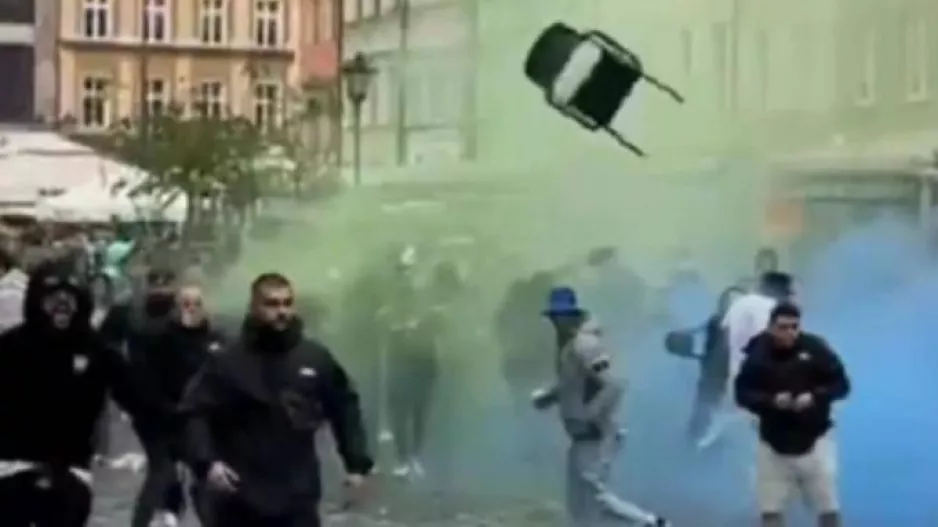(ΒΙΝΤΕΟ) Άγρια επεισόδια πριν τον τελικό! 