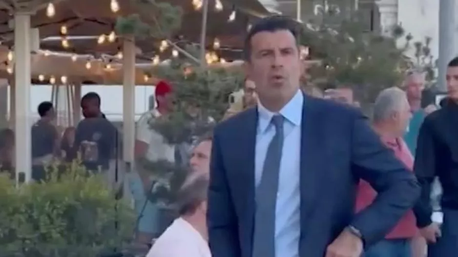 (Βίντεο) Χαμός με Φίγκο και οπαδούς της Μπαρτσελόνα / Τους έδειξε τα γεννητικά του όργανα 