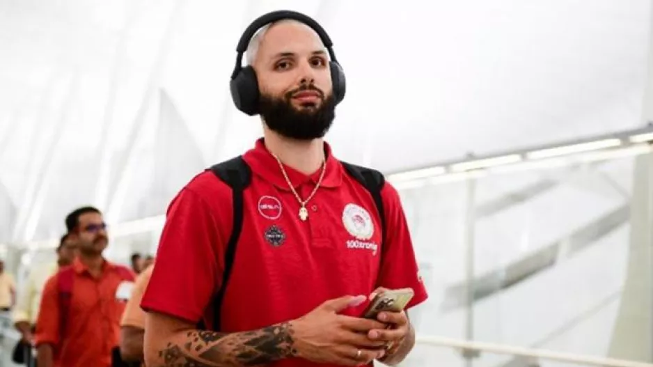 Η παρακάμερα της άφιξης του Ολυμπιακού στο Άμπου Ντάμπι