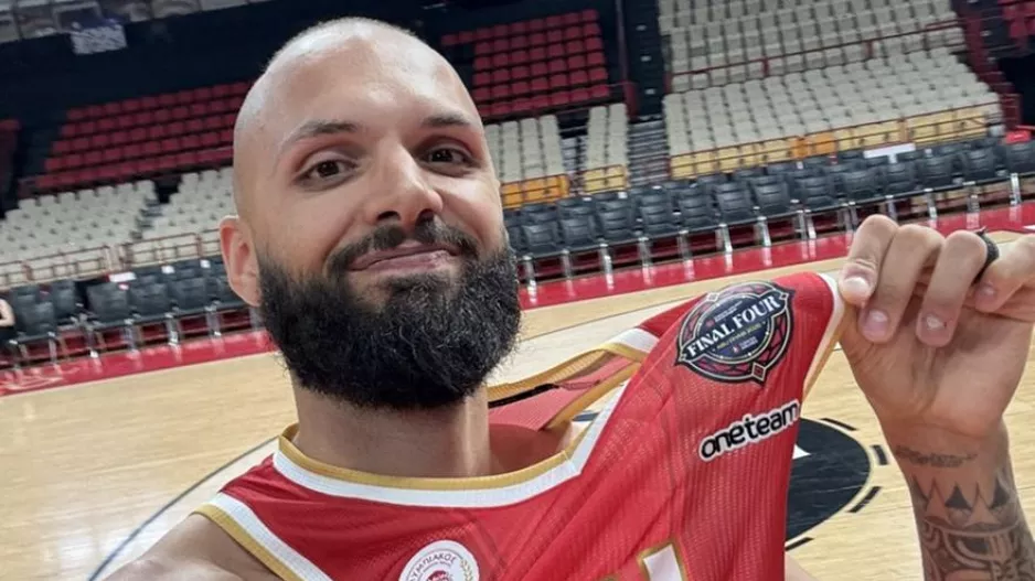 Ετοιμάζεται για Άμπου Ντάμπι ο Ολυμπιακός, έφτιαξε και τη φανέλα!