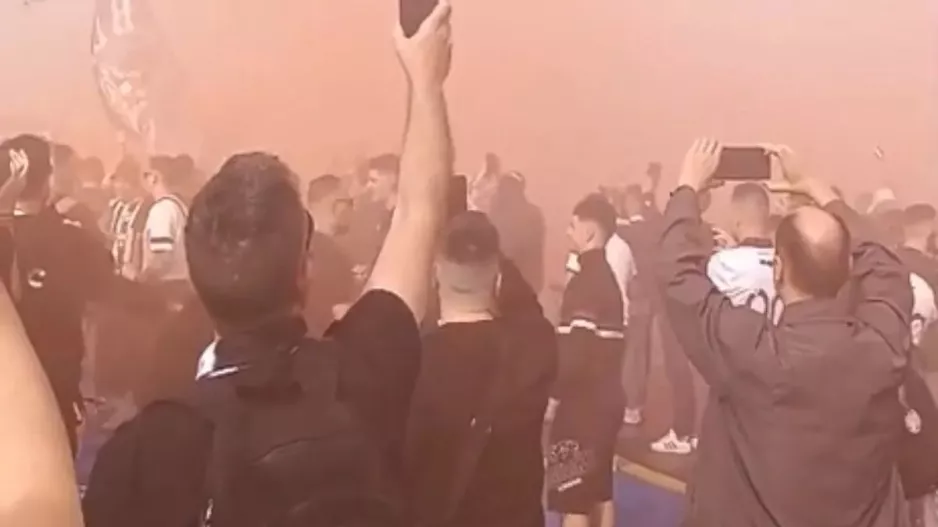 (ΒΙΝΤΕΟ) Καπνογόνα και συνθήματα στο πλοίο 