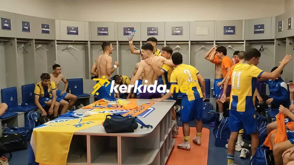 (Βίντεο/Φώτος kerkida) Το... πάρτι στα αποδυτήρια!
