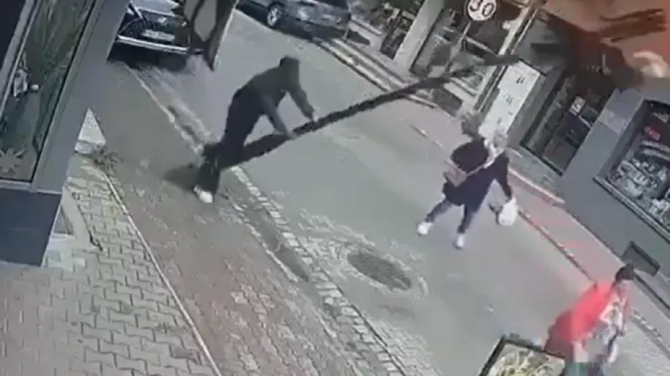 Τρομακτικό ατύχημα: Έγειρε να ξαποστάσει σε κολόνα και αυτή έπεσε πάνω σε περαστική