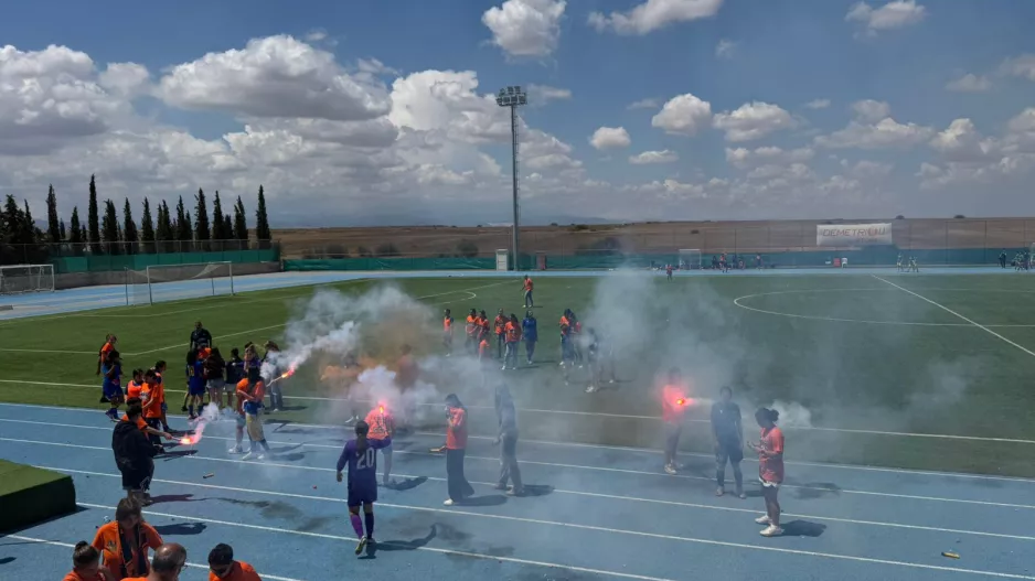 (Βίντεο/Φώτος) Το σήκωσε με πυρσούς και πορτοκαλί καπνογόνα η Κ15 του ΑΠΟΕΛ