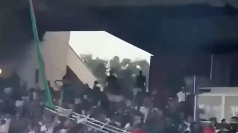 Τραγωδία: Κιγκλίδωμα κατέρρευσε πάνω σε οπαδούς, τρεις νεκροί και 80 τραυματίες