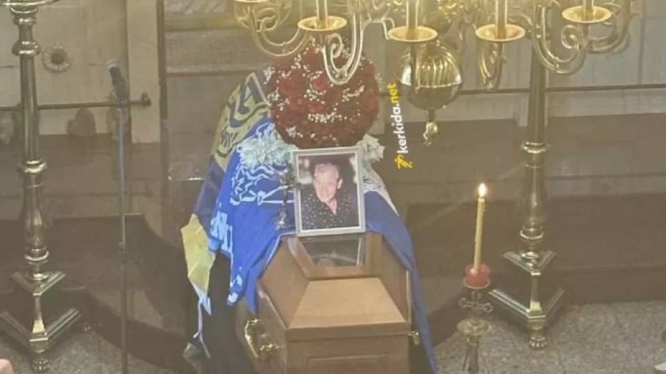 Με σημαίες ΑΕΛ και Απόλλωνα το φέρετρο του Πανίκου Κρυστάλλη