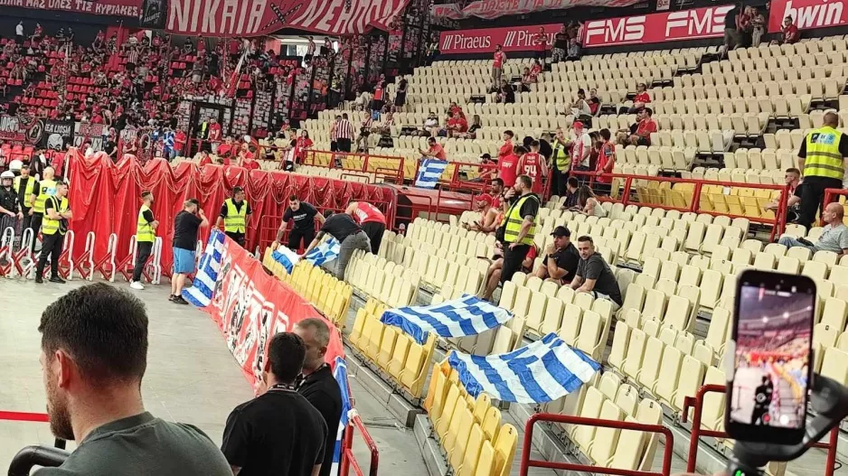 Γέμισε... ελληνικές σημαίες πίσω από τον πάγκο του Παναθηναϊκού!