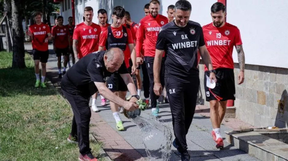 Η ιδιαίτερη πρόσληψη και το... κατοικίδιο του Πίττα!