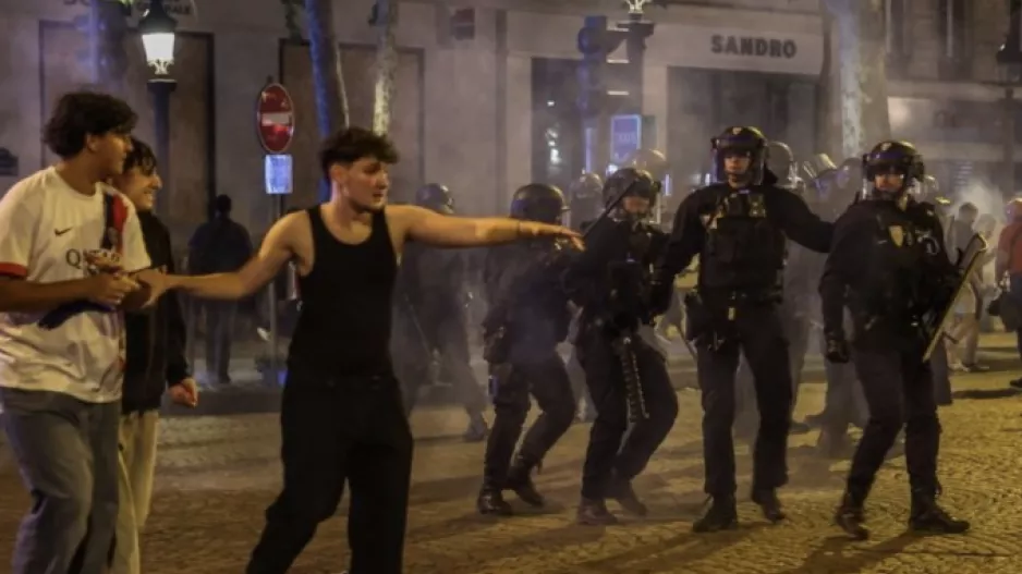 Χάος στο Παρίσι με καμένα αυτοκίνητα και πάνω από 400 συλλήψεις