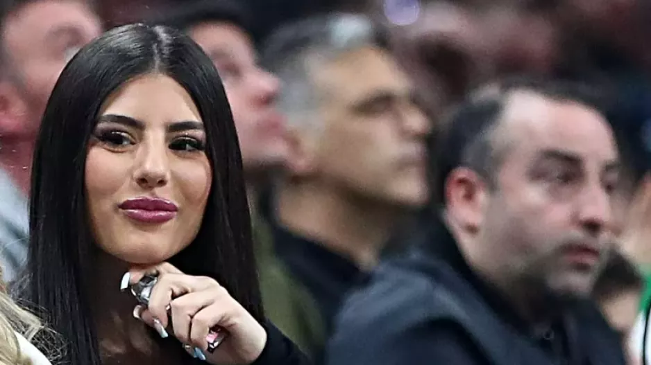 Παρούσα... η Δέσποινα!