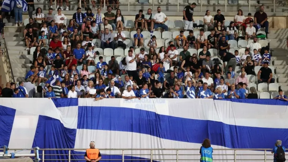 Εντυπωσιακή ατμόσφαιρα στο Παγκρήτιο/20 χιλιάδες φίλαθλοι και κρητικοί χοροί