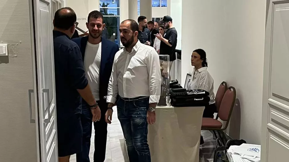 Προσεγγίζει Βαρωσιώτες επιχειρηματίες 