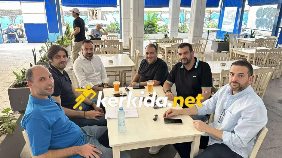 Ο Αθηνής με το συμβούλιο του 