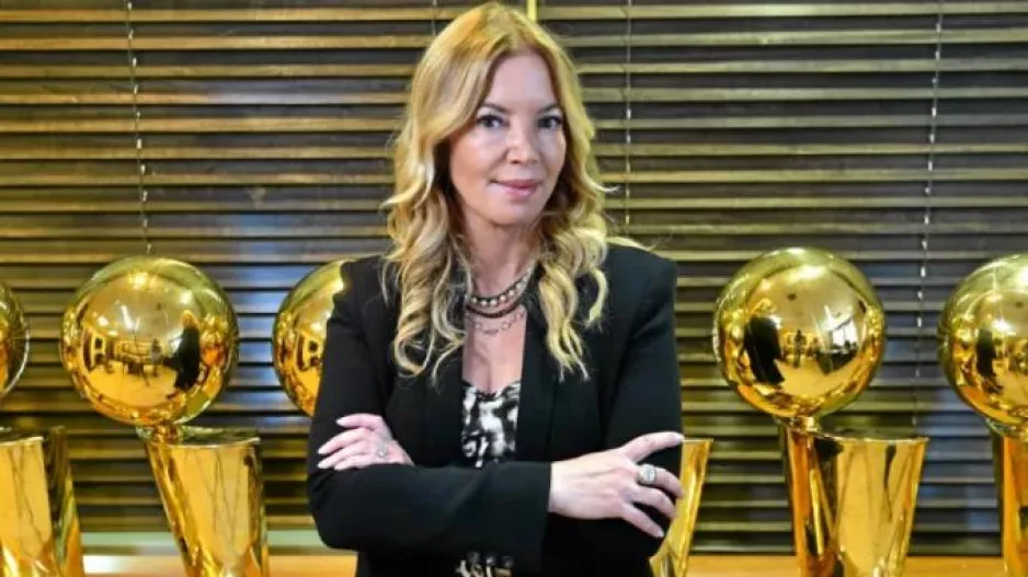 Επιβεβαίωσε την πώληση των Λέικερς η Μπας