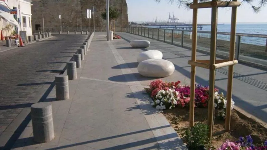 Απαίτησαν να τους δώσει χρήματα, αρνήθηκε και τον έκαναν «μαύρο στο ξύλο»