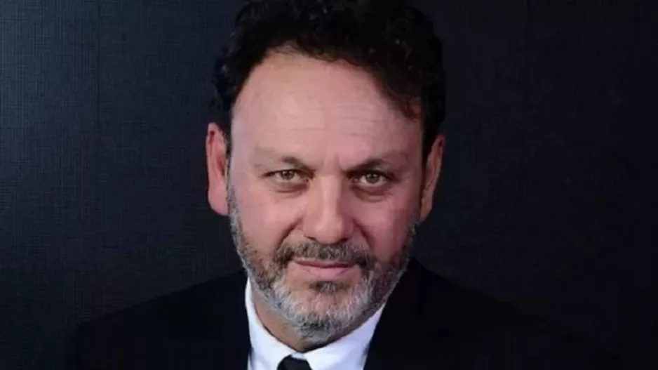 Υπό κράτηση για ενδοοικογενειακή βία ο τραγουδιστής Στάθης Αγγελόπουλος