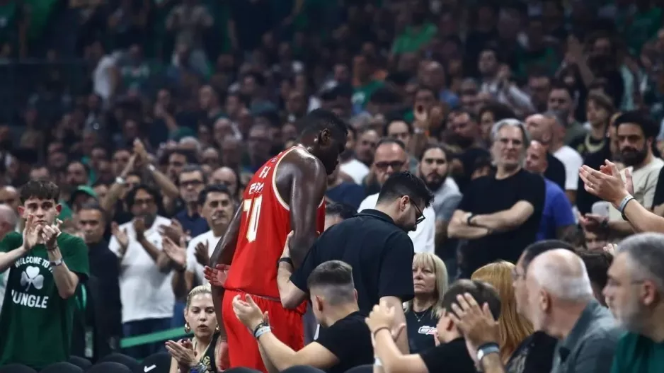 Όλο το ΟΑΚΑ χειροκρότησε τον τραυματία Φαλ
