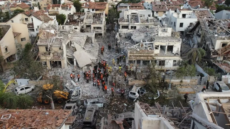 Άνθρωποι παγιδευμένοι στα ερείπια