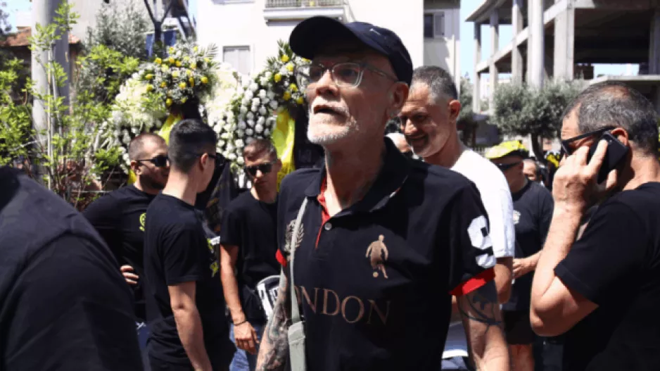 Στη κηδεία του Χατζηχρήστου ο Ντόκεν – Στεφάνια από Θύρα 7 και Θύρα 13