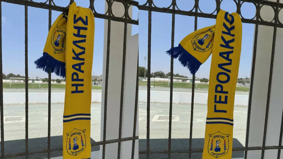 Διαθέσιμα τα νέα κασκόλ