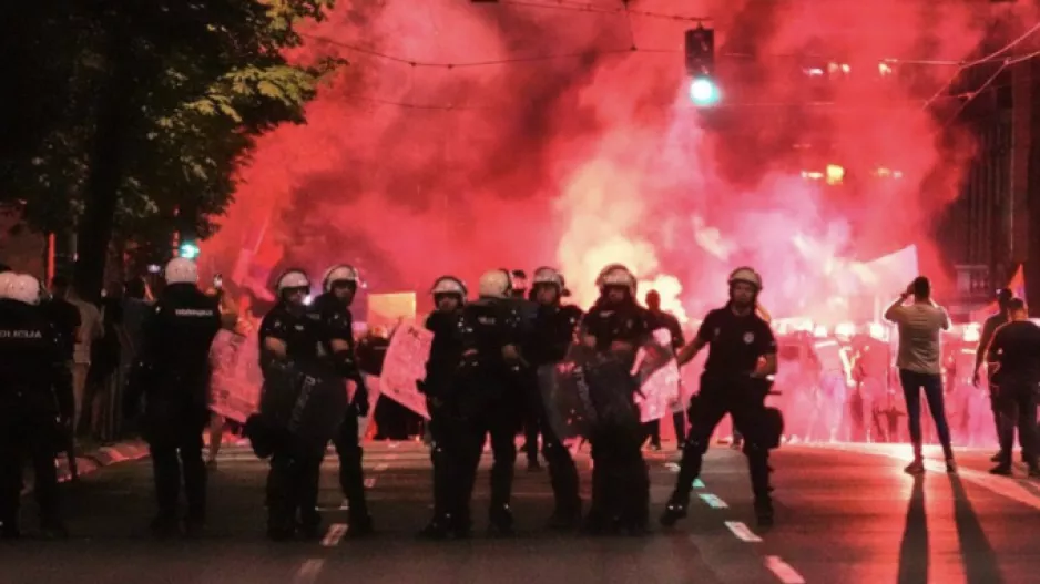 Σερβία: «Χάος» στο Βελιγράδι με 140.000 διαδηλωτές να απαιτούν πρόωρες εκλογές