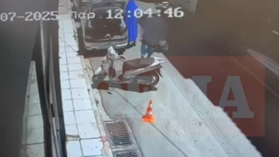 Με μπλε κουβέρτα βγαίνει από αυτοκίνητο ο δολοφόνος!